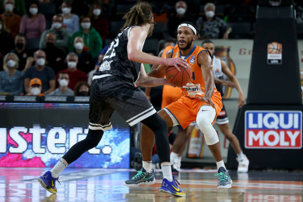 多年轻球迷 多年轻球迷